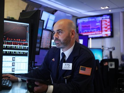 Giới đầu tư Phố Wall bán mạnh cổ phiếu